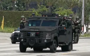 Download Video: 【非常罕见】警员被枪击！美国警方特警队SWAT K-9警犬队等大量警方单位出动