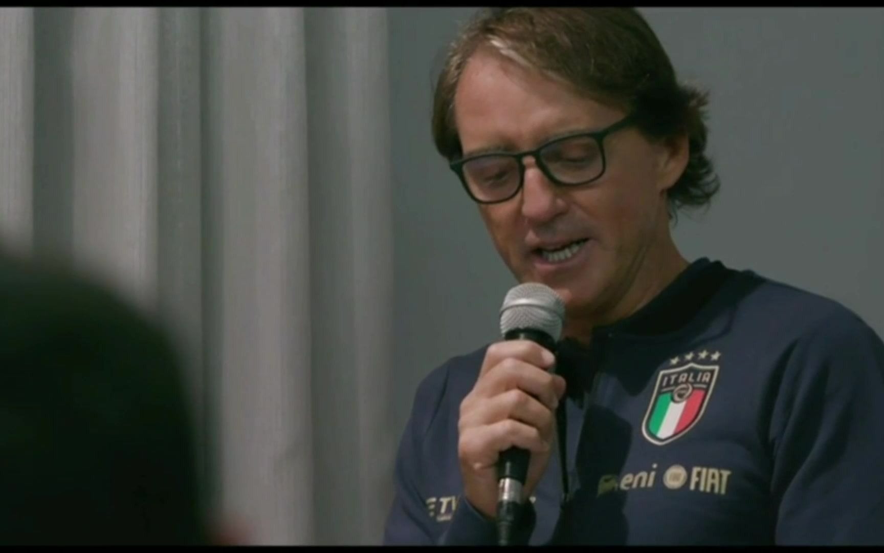 [曼奇尼-维亚利]意大利队主教练和领队带头唱歌