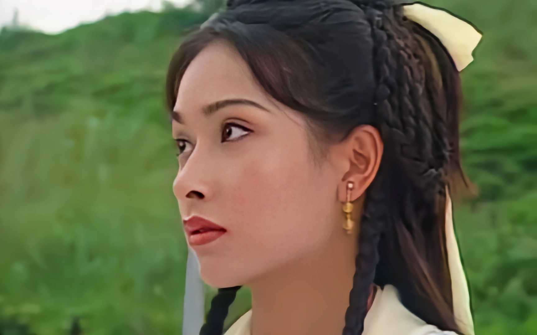 《雪花神剑》暴雨夜,绛雪苦候兆南不果,冲往上官堡门外,但因心力交瘁