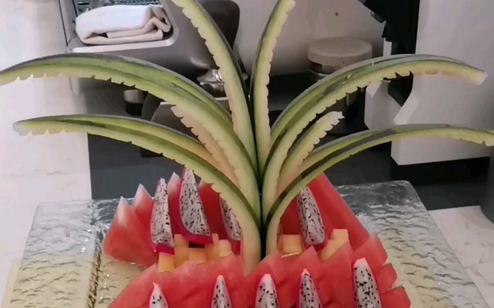 西瓜皮雕刻椰子树水果拼盘也可以这么高大上