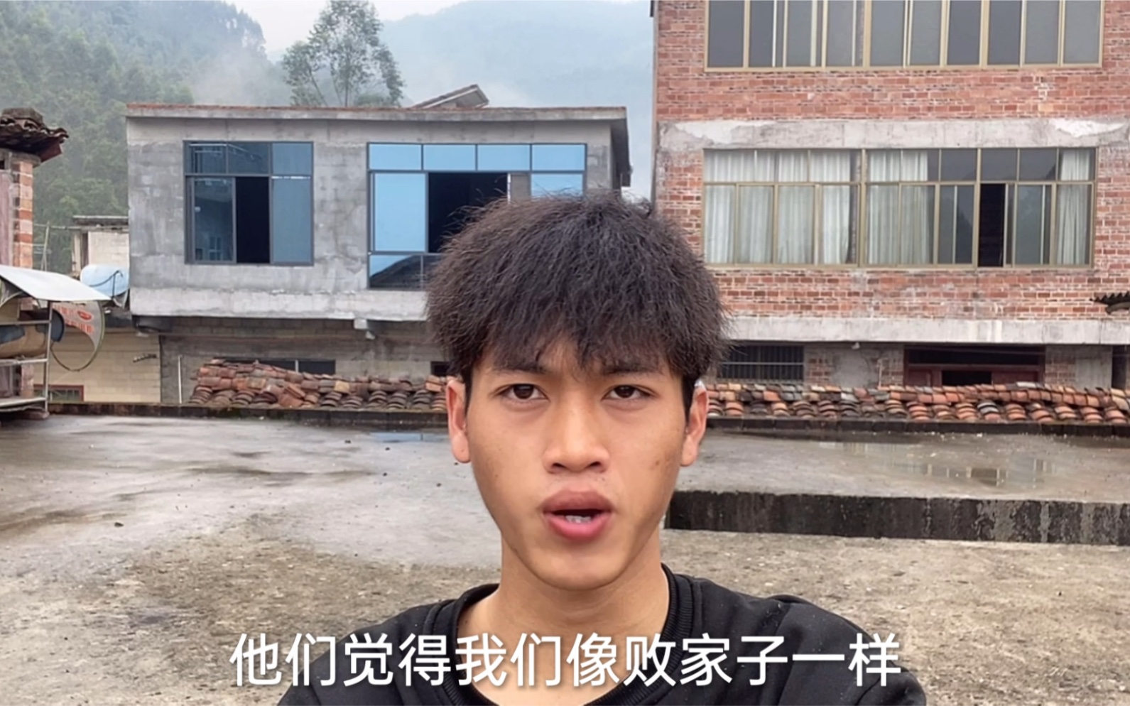 村里人眼中的败家子，天天上街吃米粉，这钱和父母要？