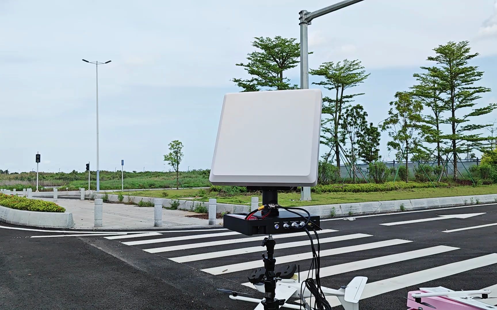 无人机配备地面跟踪云台天线