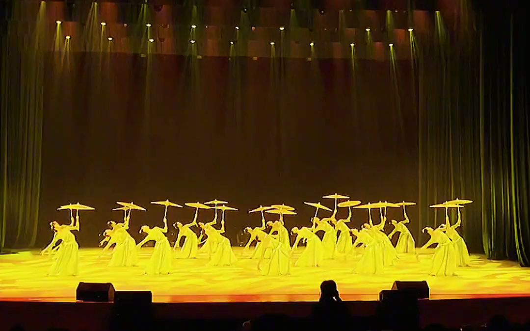 成人舞蹈 女子古典伞舞《雨涧春行图》完整版,执伞步步生莲 踏歌而行