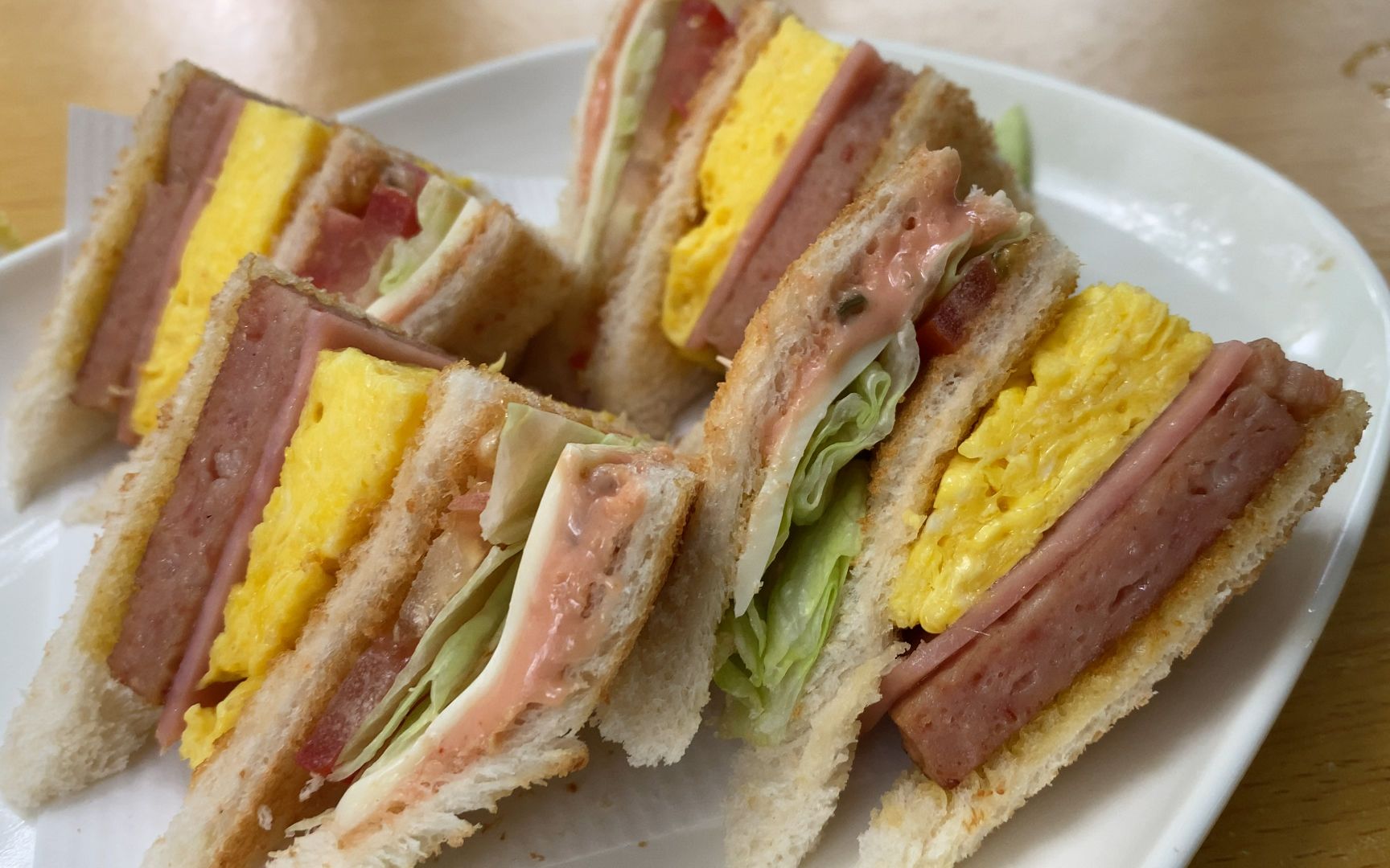 香港港式公司三明治,大排档没有被市场淘汰,老板坚持爱民如子