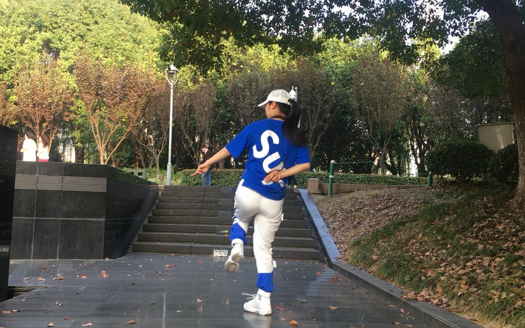 广场曳步舞《十八连》背面慢动作,加文字说明(上)_哔哩哔哩 (゜-゜)つ