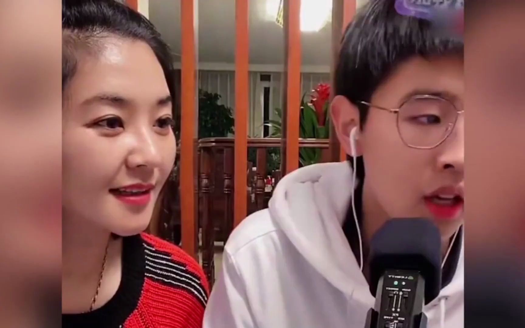 方琼儿子长大后对比,小皮孩长成了帅小伙,母子同框就像是姐弟俩