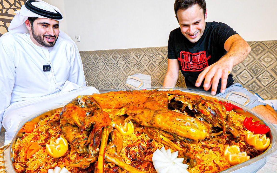 吃货老外独享迪拜烤全羊大拼盘,烹饪过程令人惊叹!大宴会才敢这么吃,