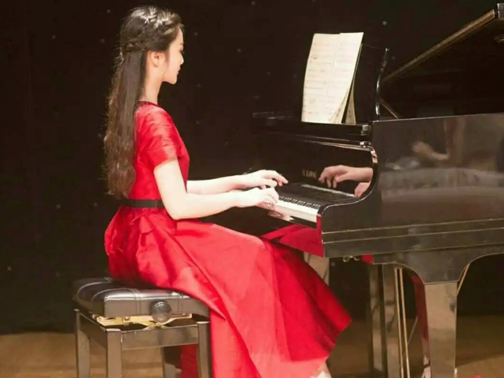 美女钢琴演奏