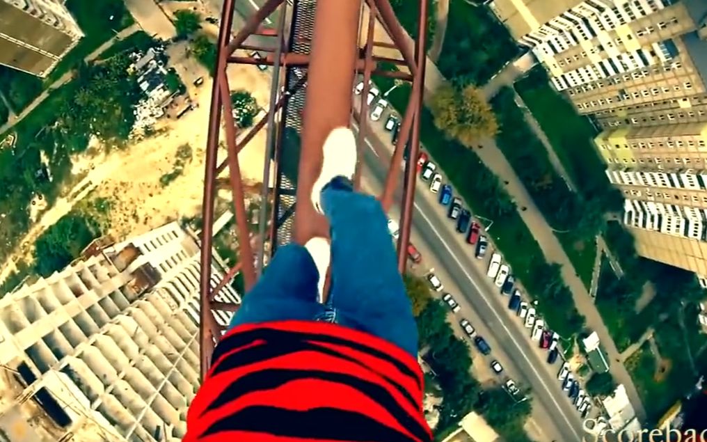 看到一个人摔倒,然后重新站起来执行,显示出人类的心灵和真正的能力