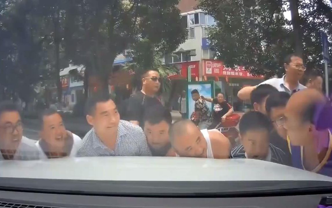 感动！路人被卷入车底，群众齐心抬车救人合集