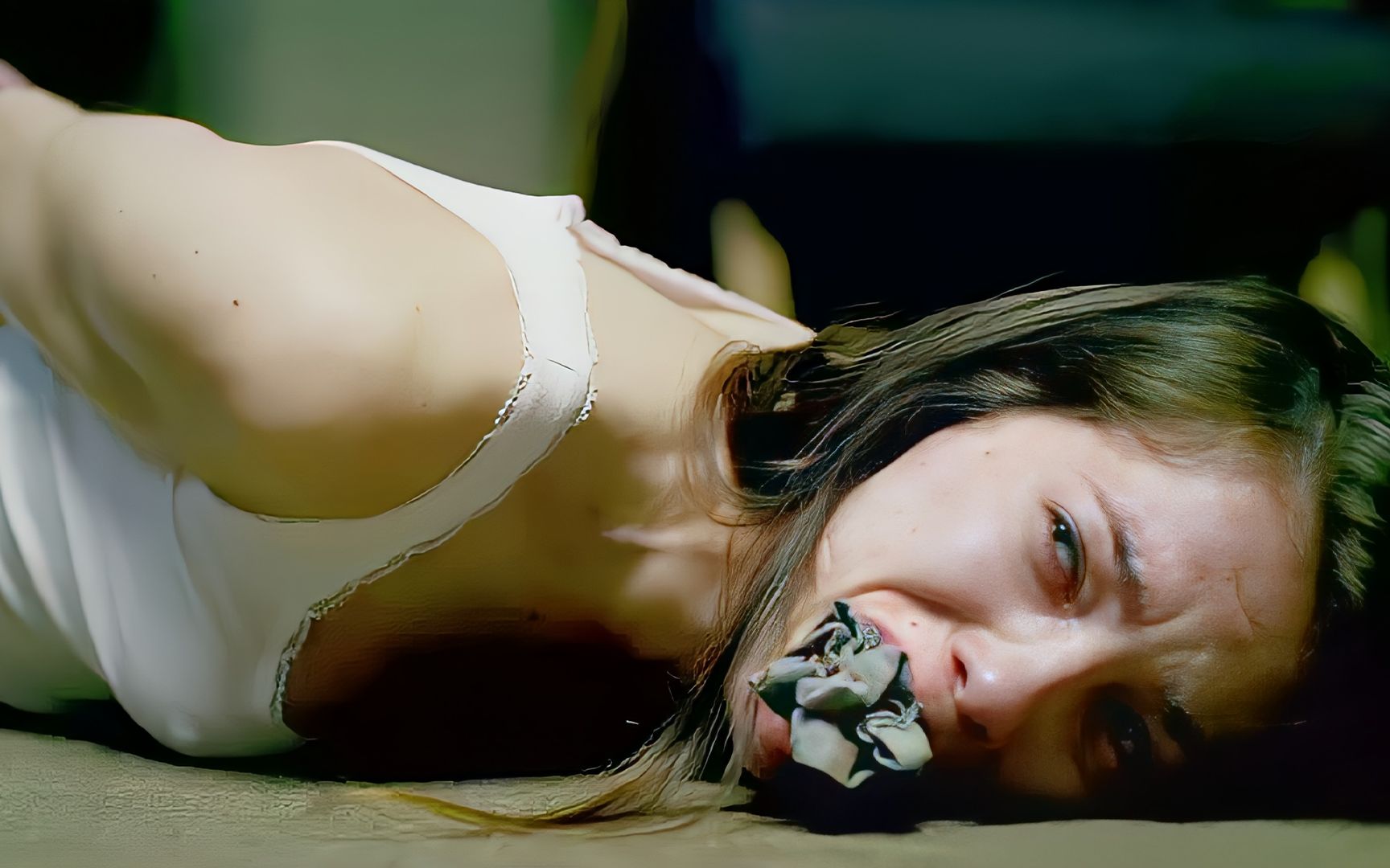 女孩被三个歹徒施暴,强行做了30个俯卧撑!