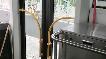 浦东88路公交车暴力开关门