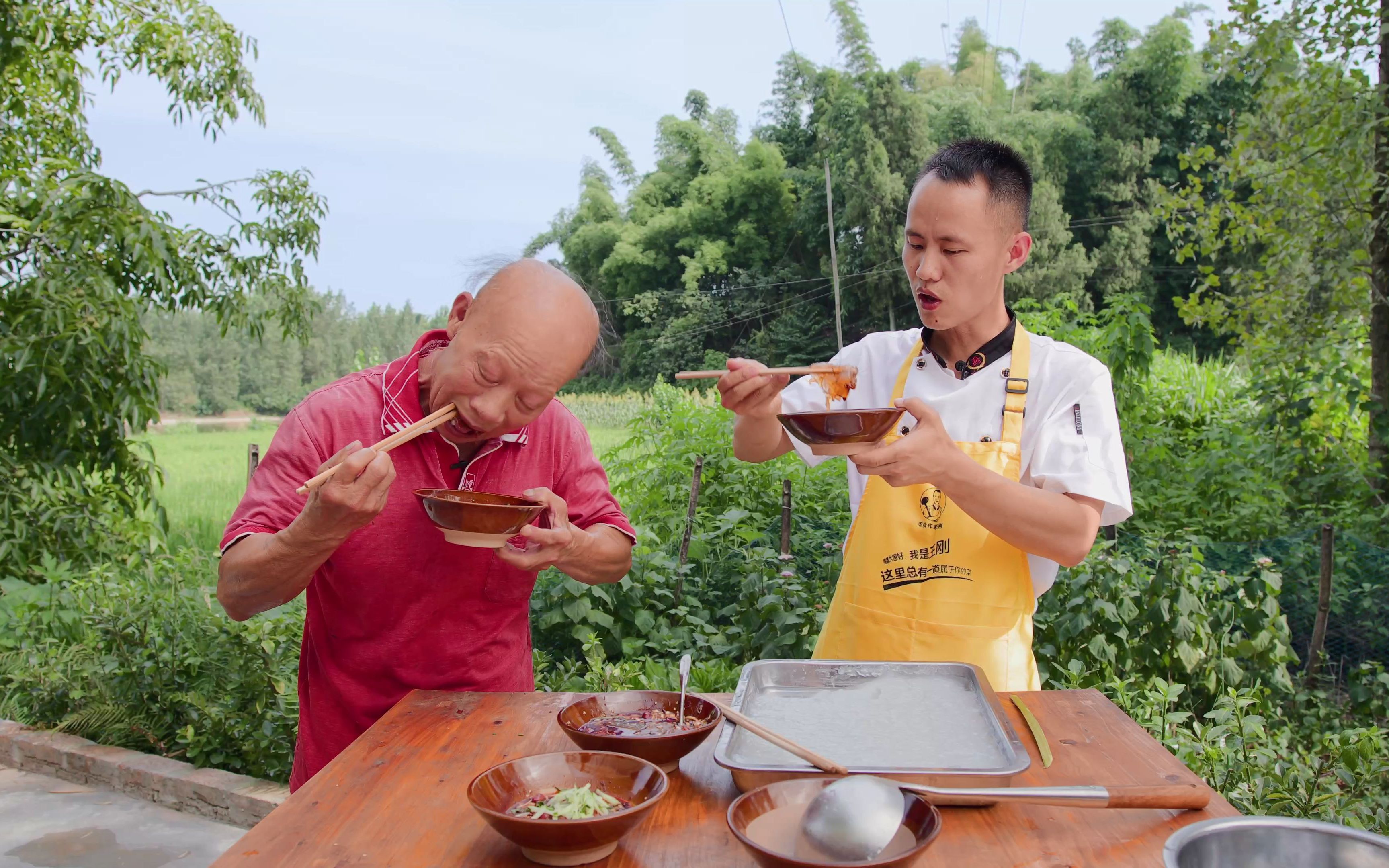 天气炎热，厨师长在家做一盘凉粉配三种蘸水，开胃又解暑-美食作家王刚R-美食作家王刚R-哔哩哔哩视频