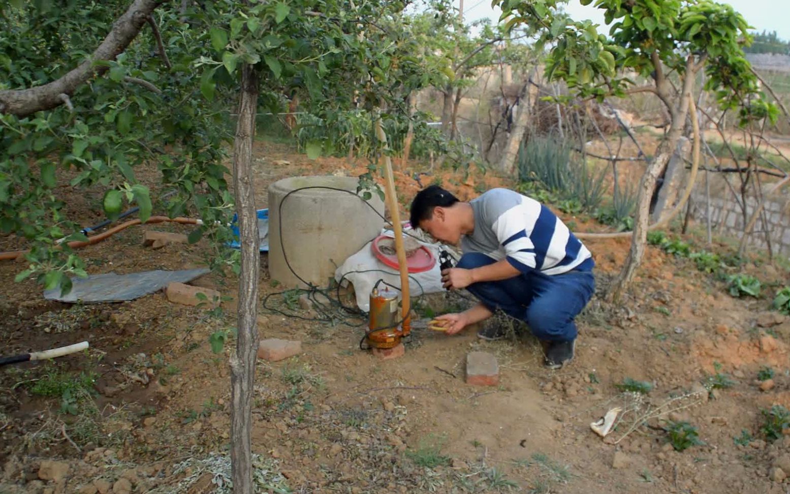 太阳能水泵抽水压力低了,维修看一下居然是水管裂开,轻松维修哔哩哔哩bilibili