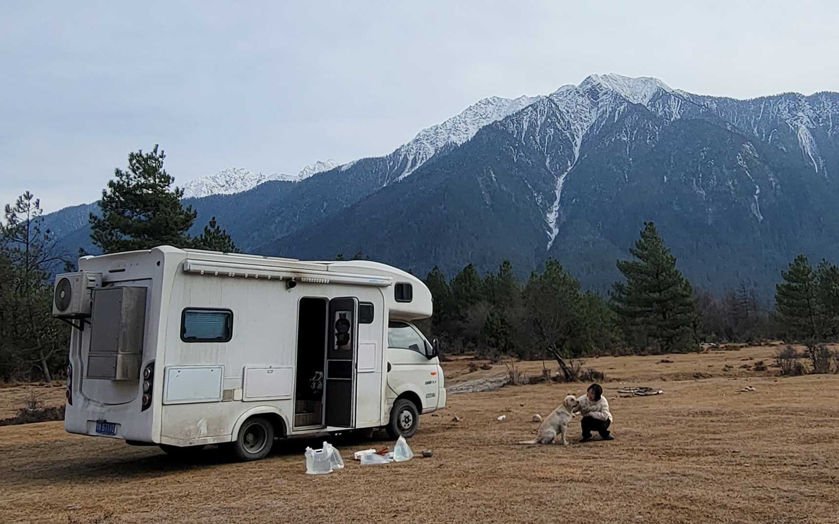 10万房车冬季自驾西藏,离开营地奔向自由!买足物资露营在小树林
