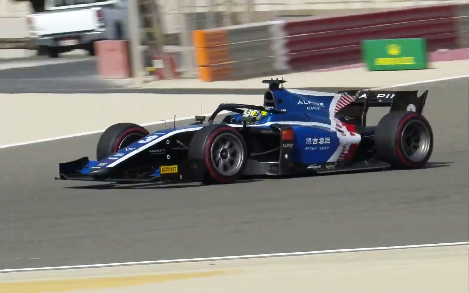 周冠宇夺得f2巴林揭幕战冠军国歌响彻巴林国际赛道