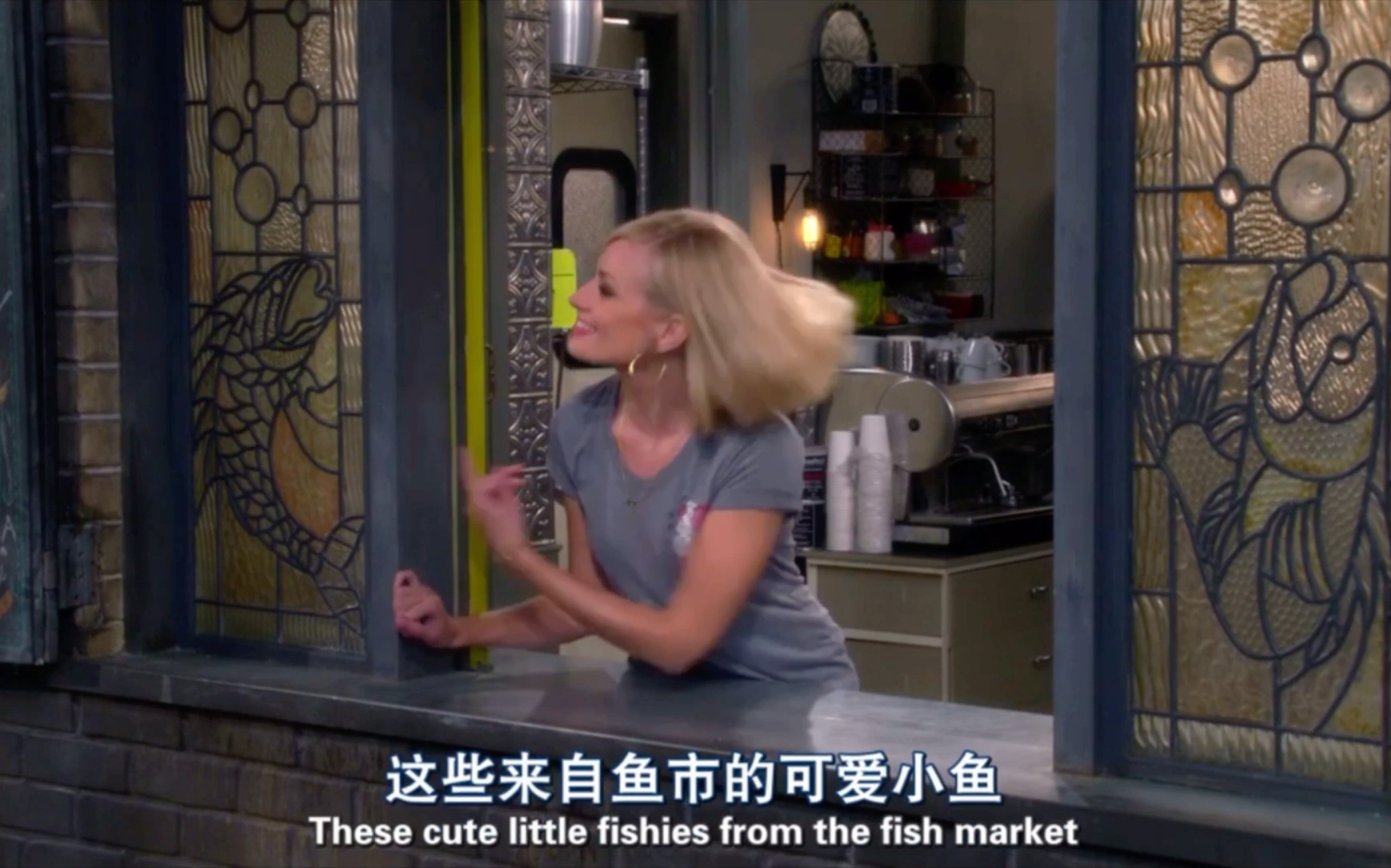 【破产姐妹】小蛋糕店的窗户竟然是蒂芙尼的,还是文物!