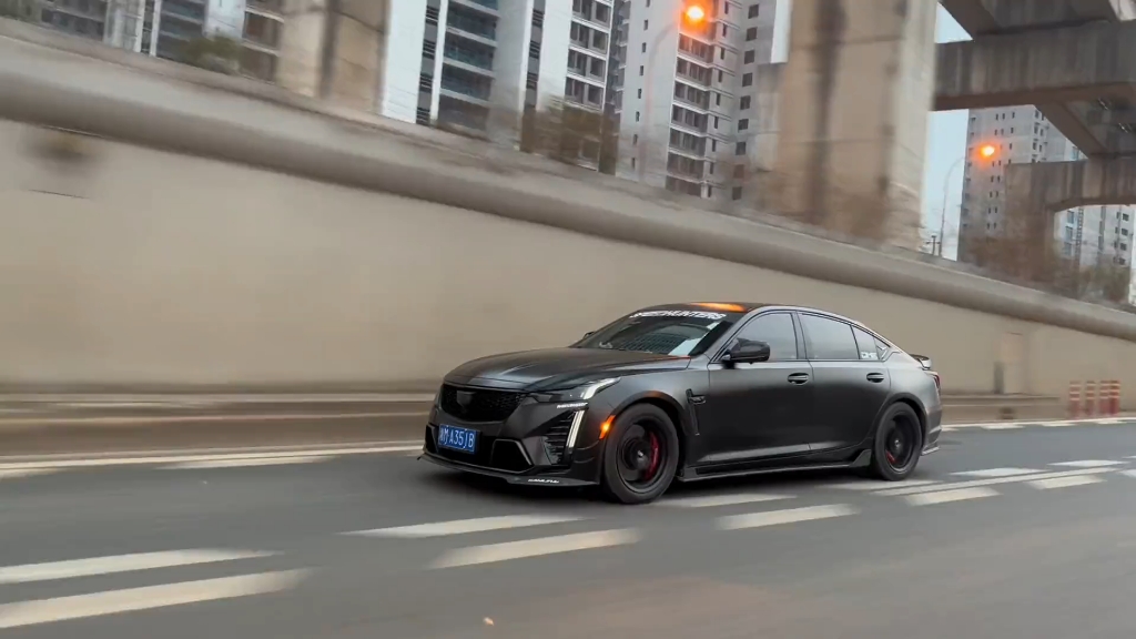 大家喜欢黑武士凯迪拉克ct5还是比较喜欢银色的