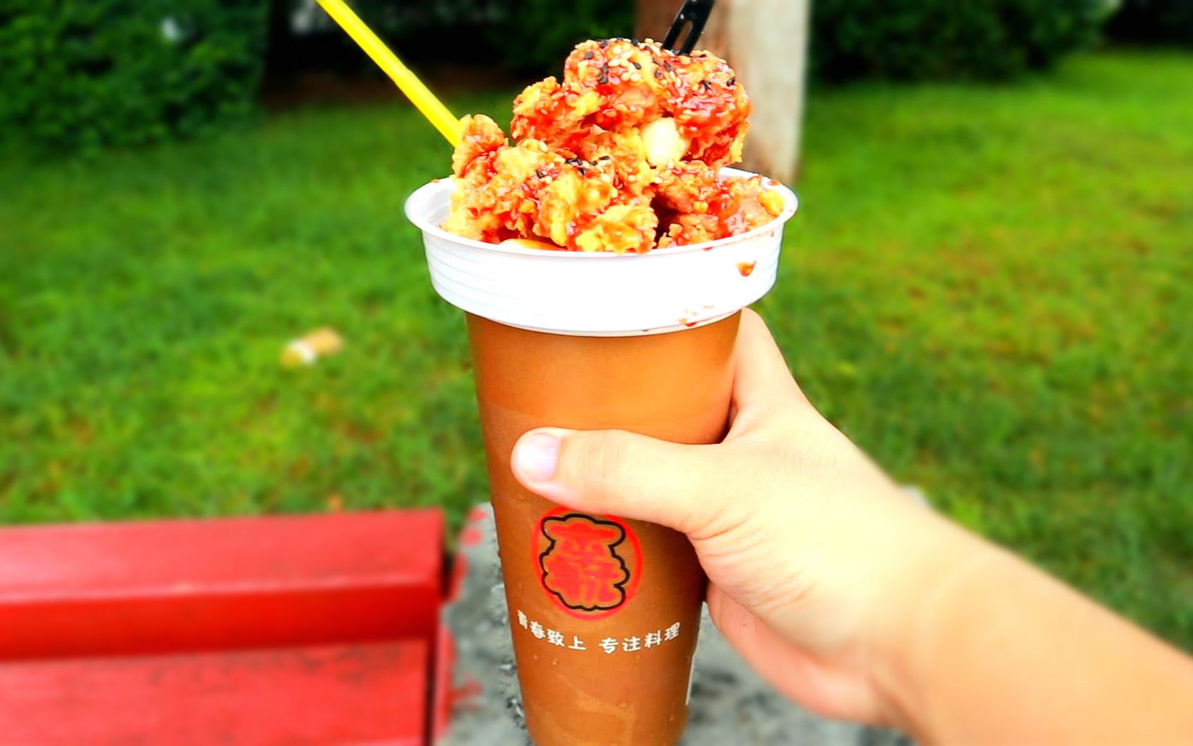 造型奇特的炸鸡杯一口炸鸡一口可乐美滋滋