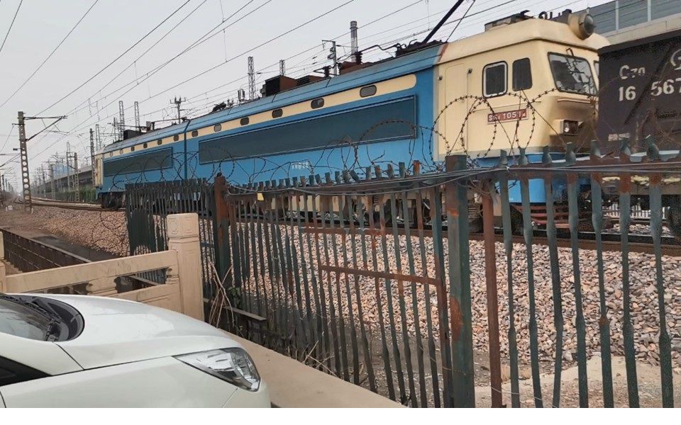 石德线京局石段ss4g-0453牵引敞车,集装箱混合货列通过石家庄谈固北