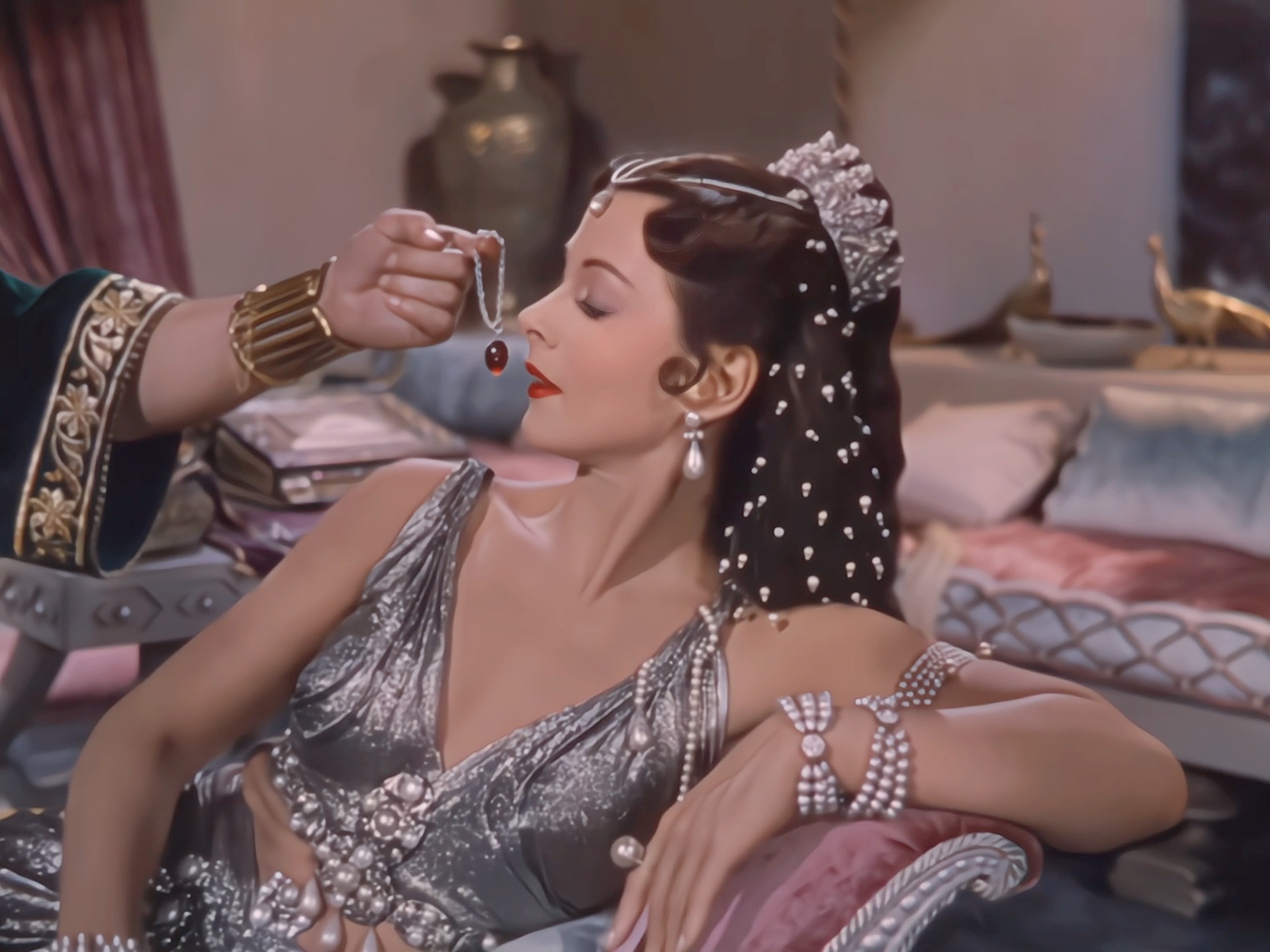 "到底是谁能拒绝海蒂拉玛饰演珠光宝气的妖女形象啊?