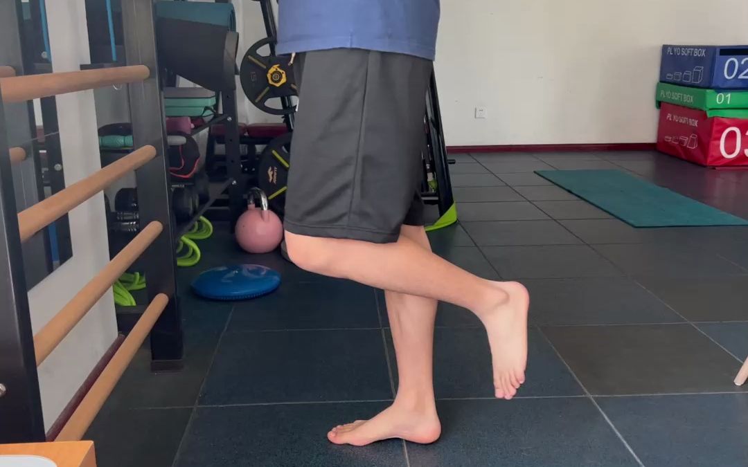 防止崴脚 走路快又好 锻炼小腿后侧