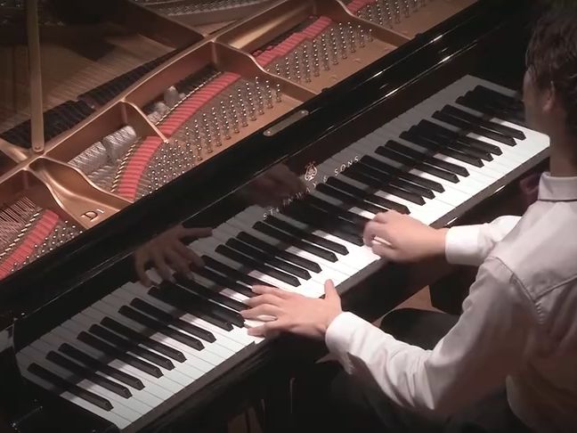 钢琴新星 阮扬扬 演奏德彪西《透过树叶的钟声》 480p(标清)