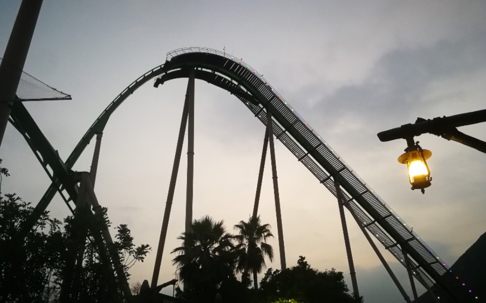 探索珠海長隆海洋王國生死時速的鸚鵡過山車夜晚還有煙花遊園會