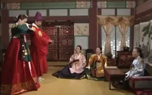 Скачать видео: 【历史上的闵妃】（18）:闵兹映走出失子之痛，赵大妃感到十分欣慰