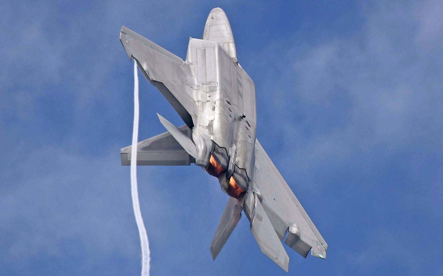 垂直拉升过程中360度旋转美军f22战斗机空中展示完美性能