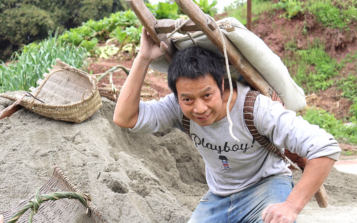 一口气背100斤水泥走5公里,没点力气办不到,川哥能行吗?