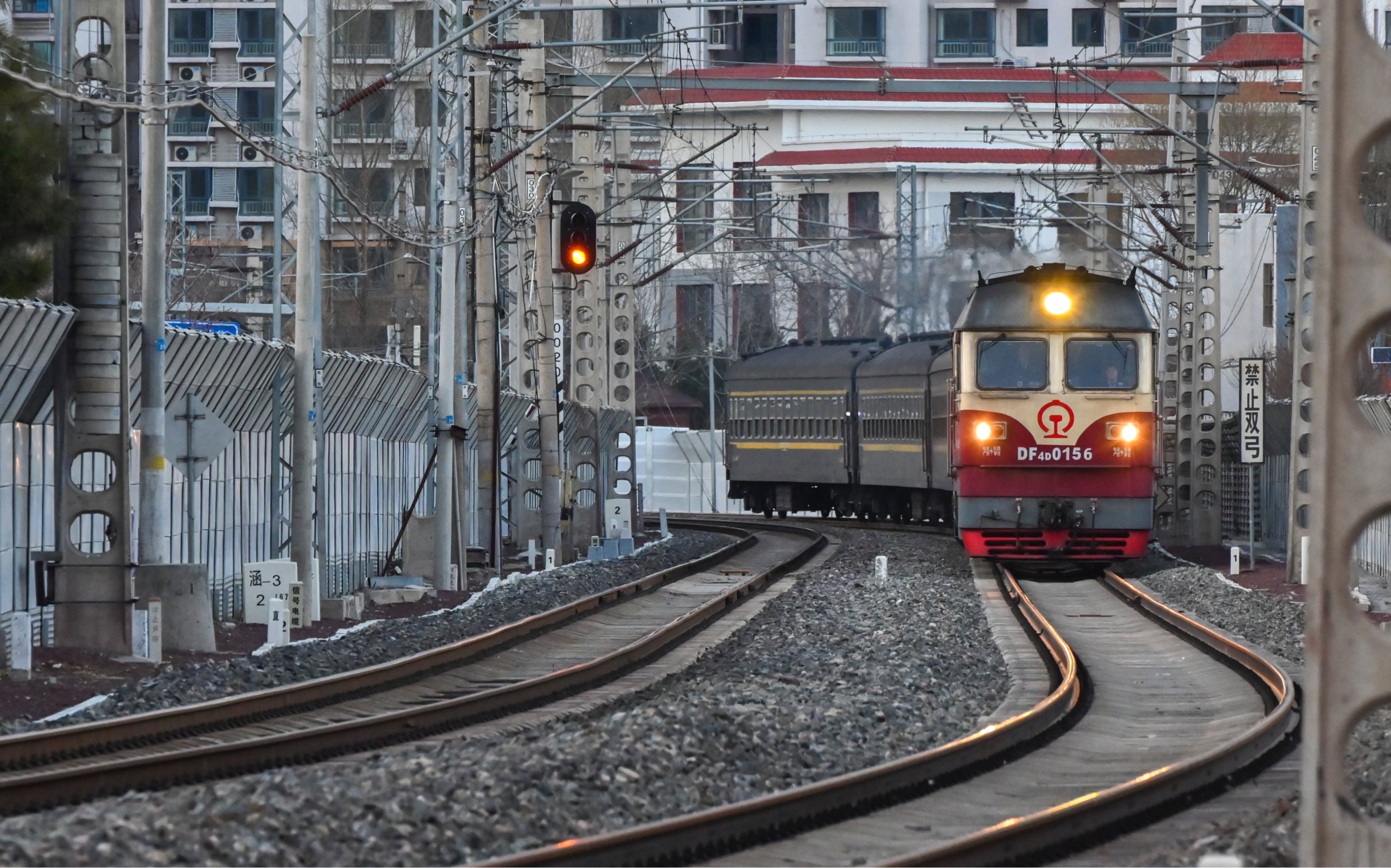 傍晚时分 6437次列车驶过手帕口桥