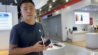 Descargar video: 我儿子同学家长都到我店购买iPhone！你还等什么？感谢家长！