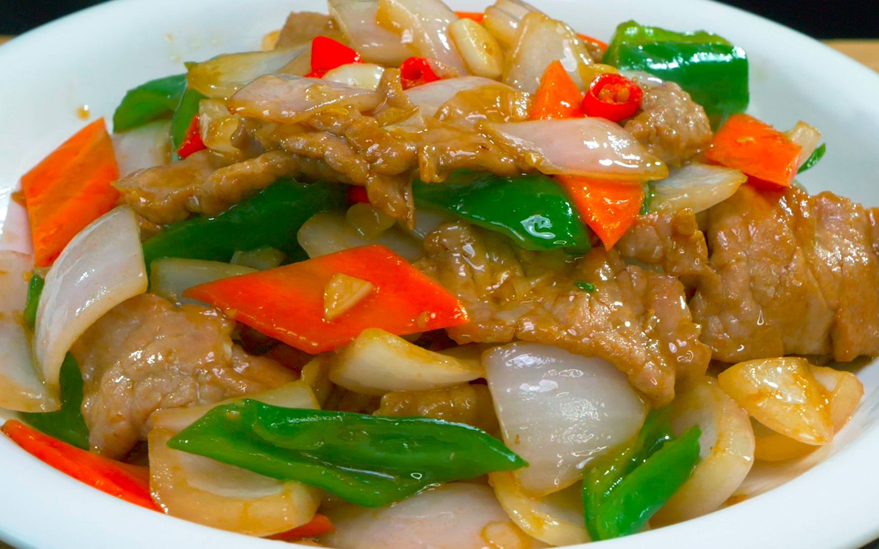 川菜经典“洋葱炒肉”，不用加淀粉，洋葱清甜脆爽，肉片香而不腻 - 哔哩哔哩