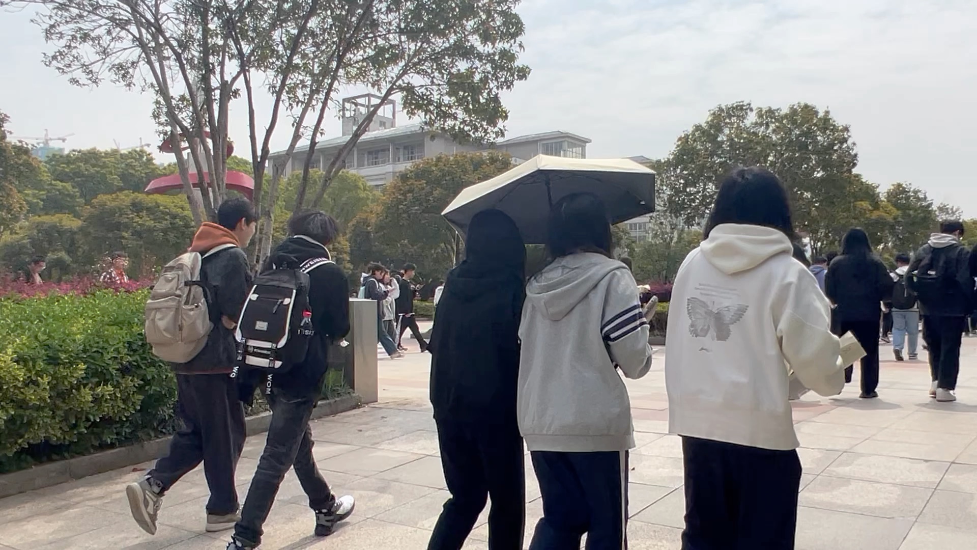 武汉东湖学院大学生放学.