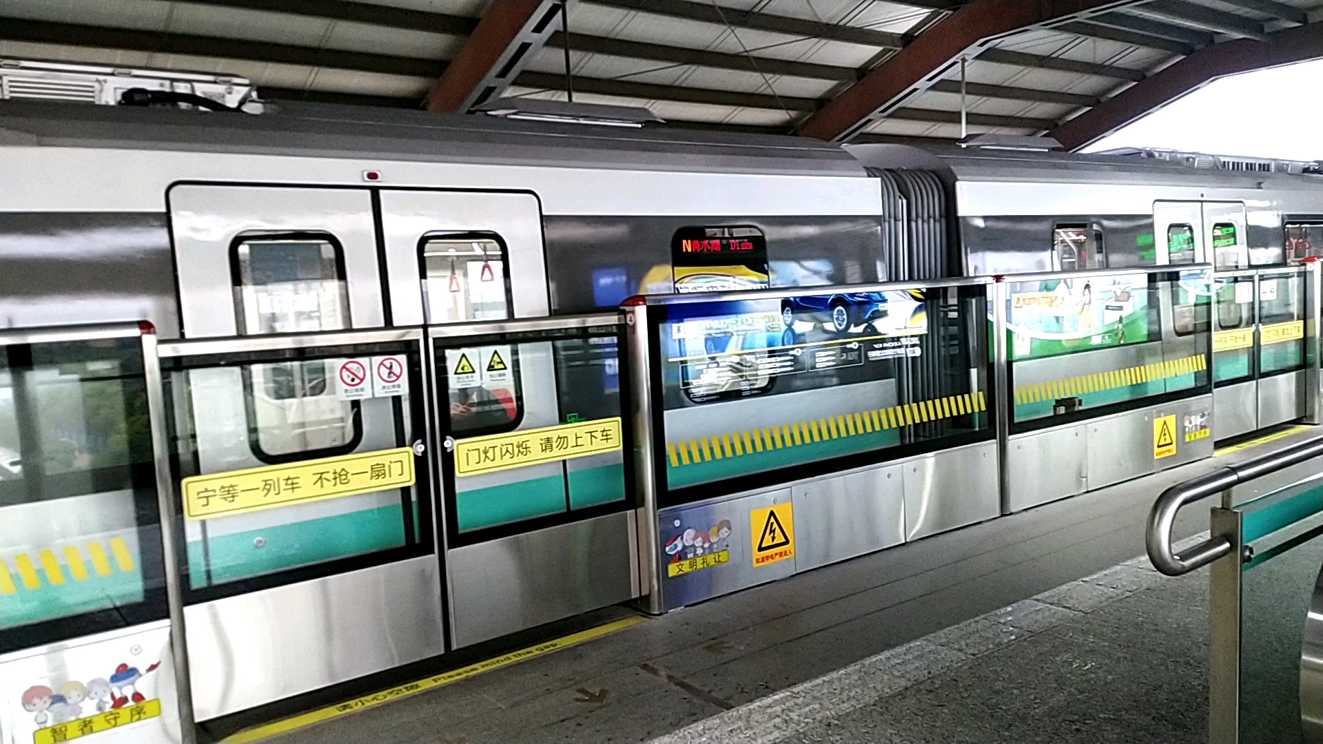 鹤沙航城地铁站图片
