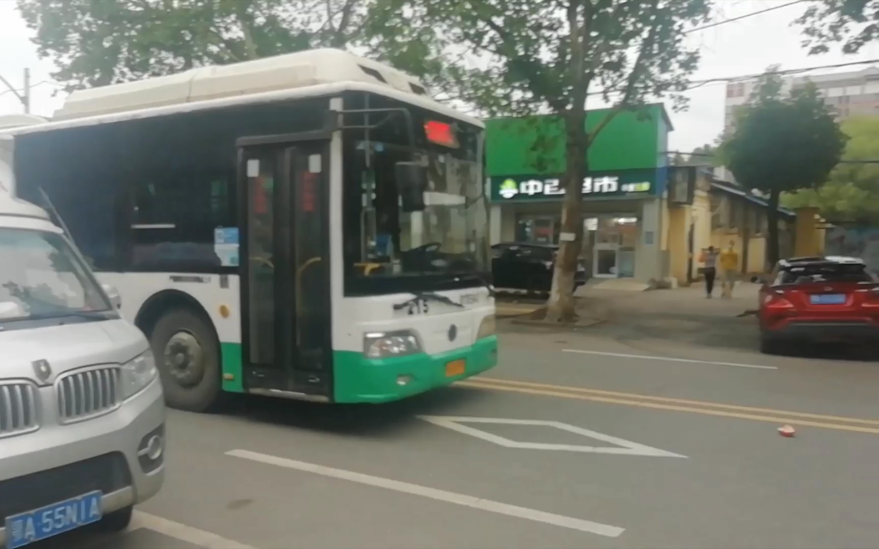 武汉公交215路13气精快速通过康乐路并压破袋子