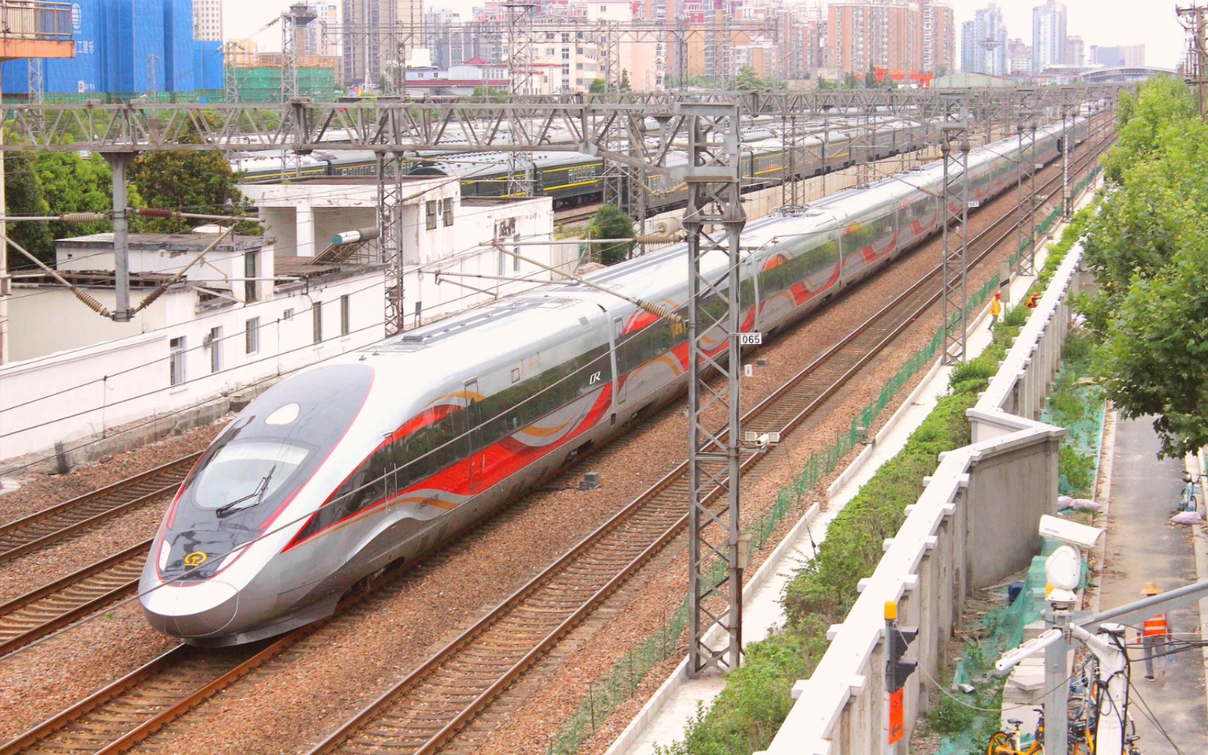 巨龙复兴,智行中国——智能动车组cr400bf-bz担当g13次列车通过,即将