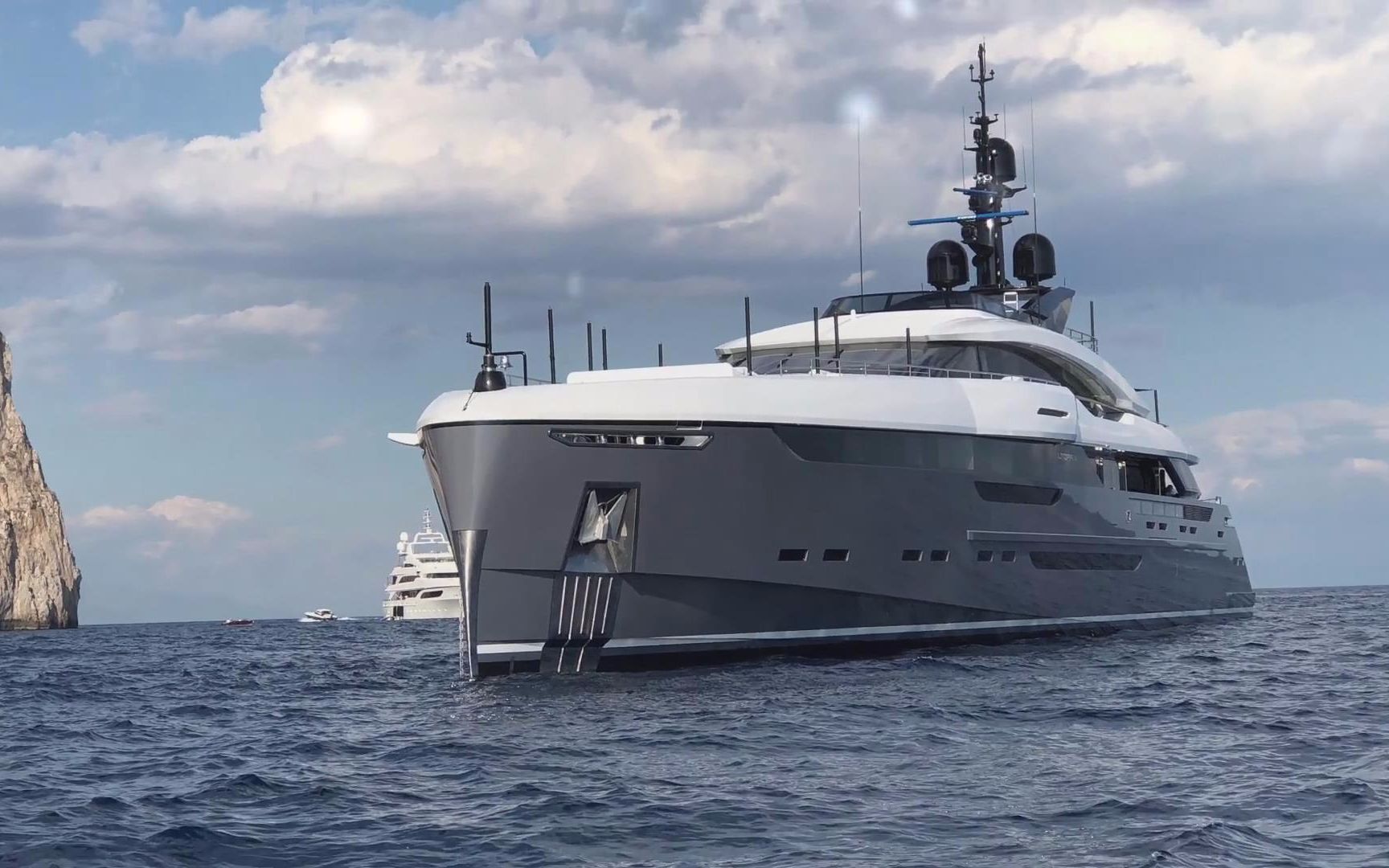 美安集团总裁夫妇展示他们2018年新购的5000万美元的