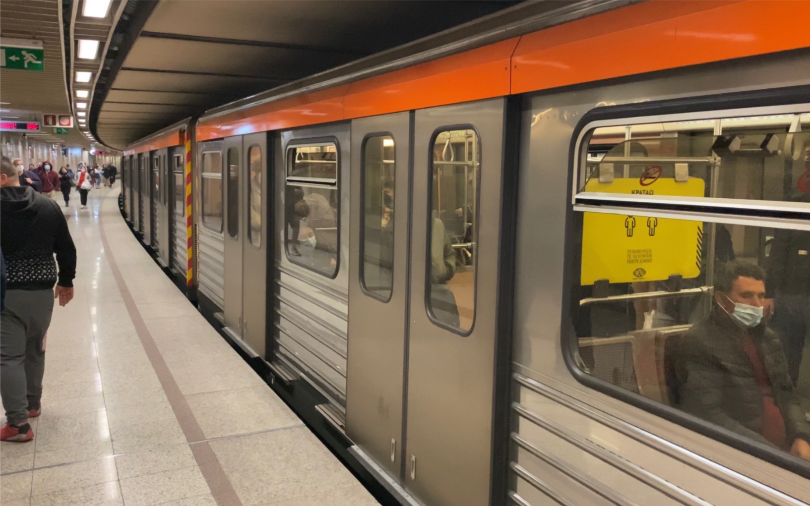 希腊雅典地铁2号线列车出larissa station雅典拉里萨火车站车站