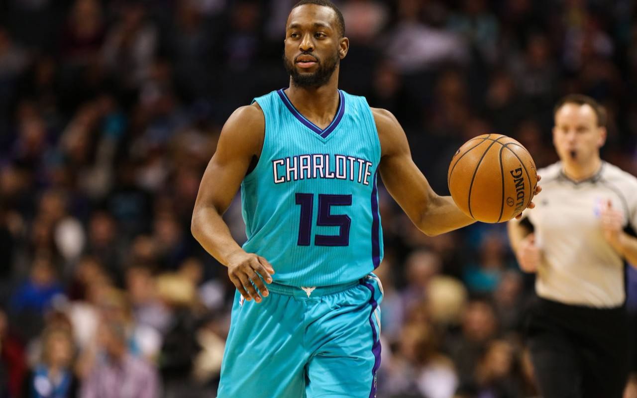 大学时期的肯巴沃克在比赛中晃倒后撤步绝杀时刻