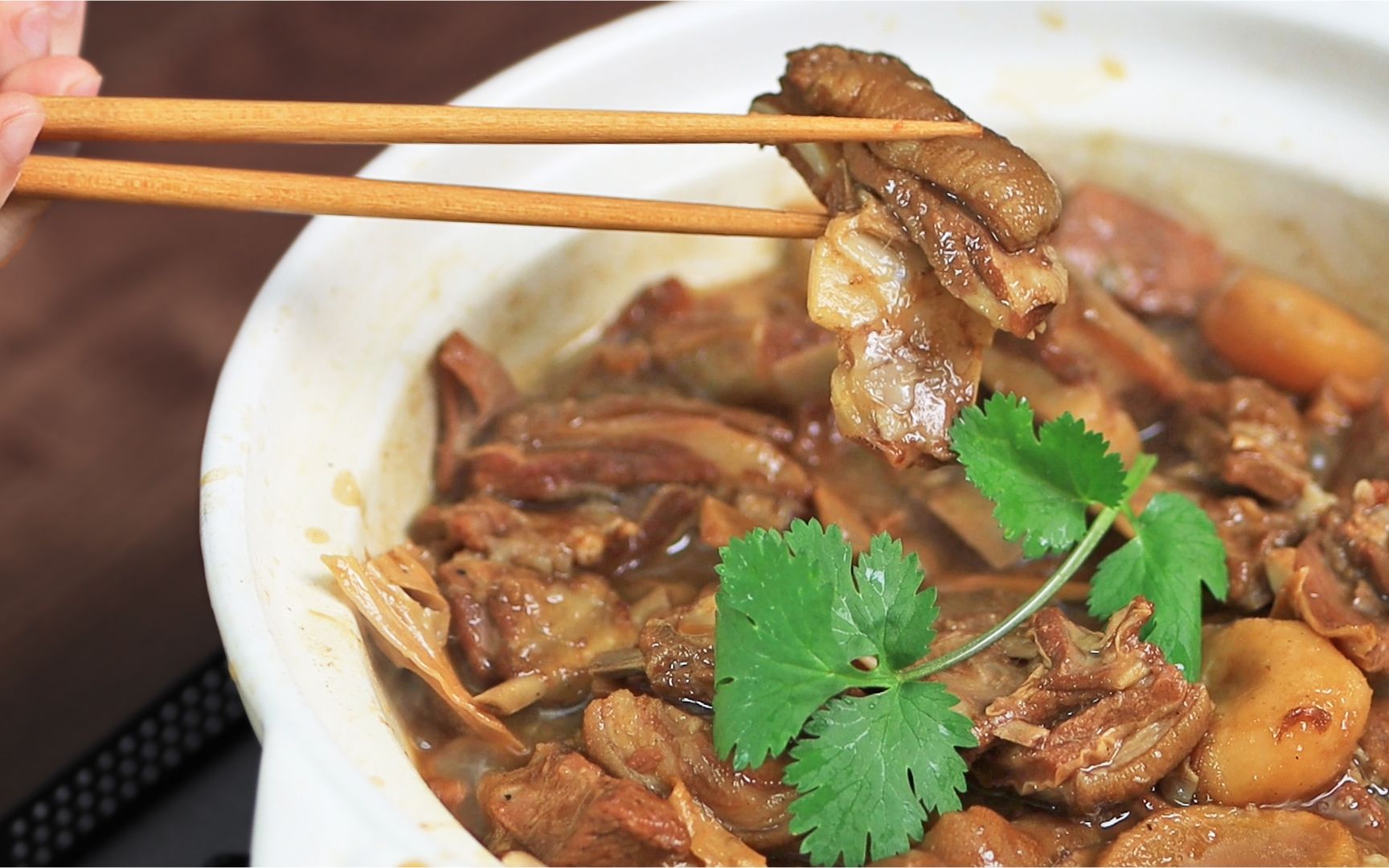 【广式羊腩煲】广府传统做法 甘蔗马蹄焖羊肉 软烂入味 肥而不腻 配上