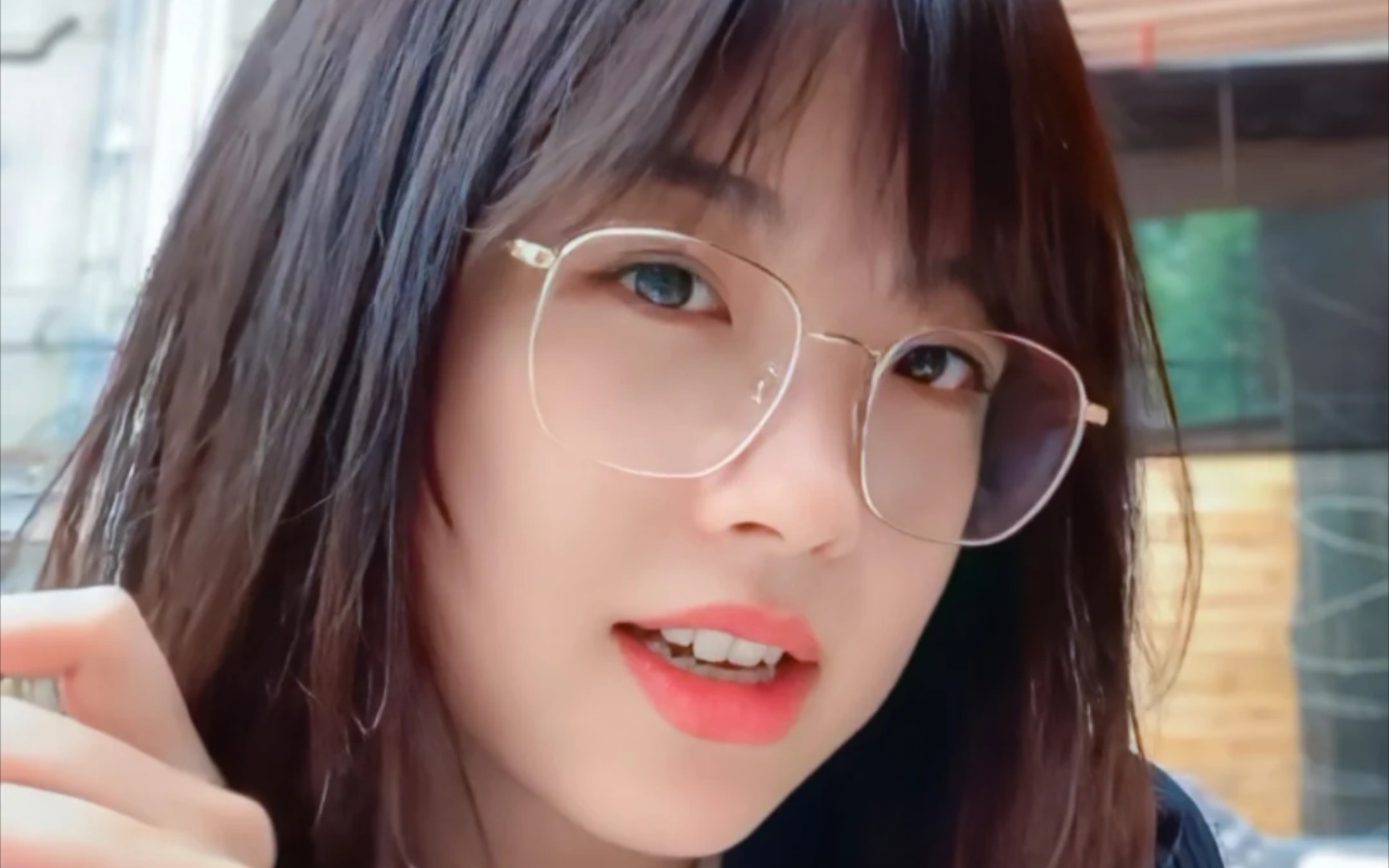 要永远相信央视的审美,戴上眼镜的冰冰更是美绝了.爱了爱了.