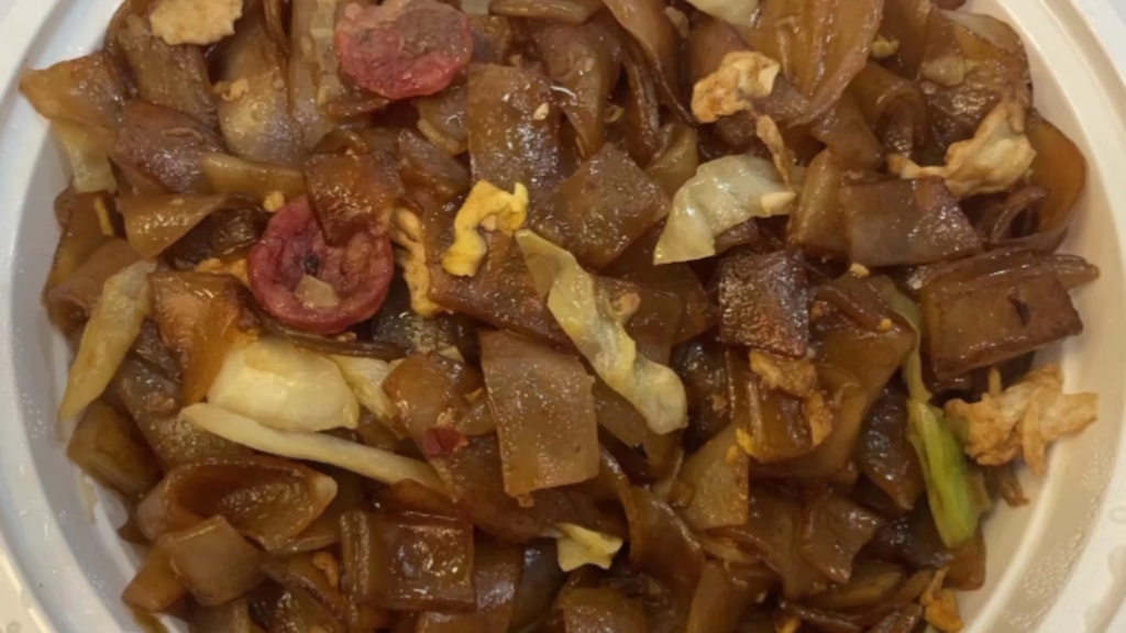 广式腊肠炒河粉