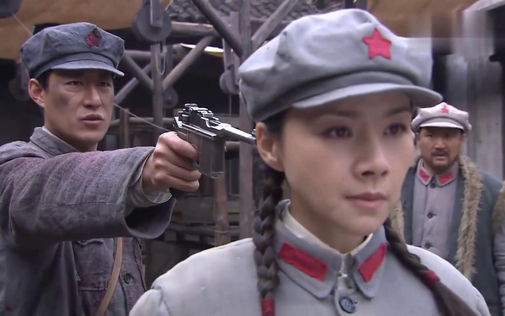 影视:团长怀疑女会计是特务,谁知敌人来接真特务,被一枪爆头