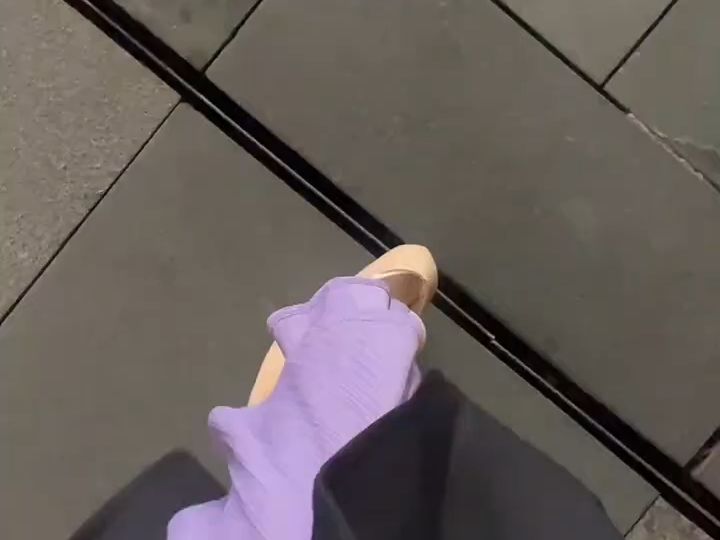 大街上鞋跟被卡住了,什么意思啊?