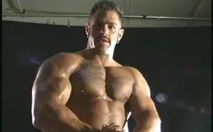 Tải video: 壮硕的MuscleDaddy Scott Gunz为自己抹油