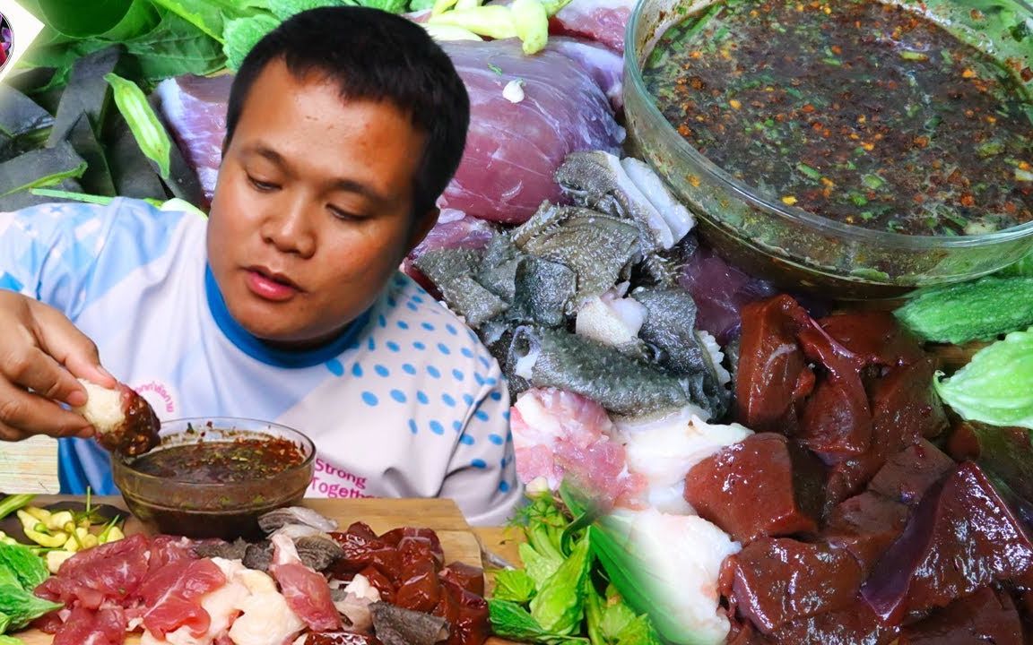泰国萨瓦迪卡吃播,生吃猪肉～猪肝,一年可以省不少煤气钱