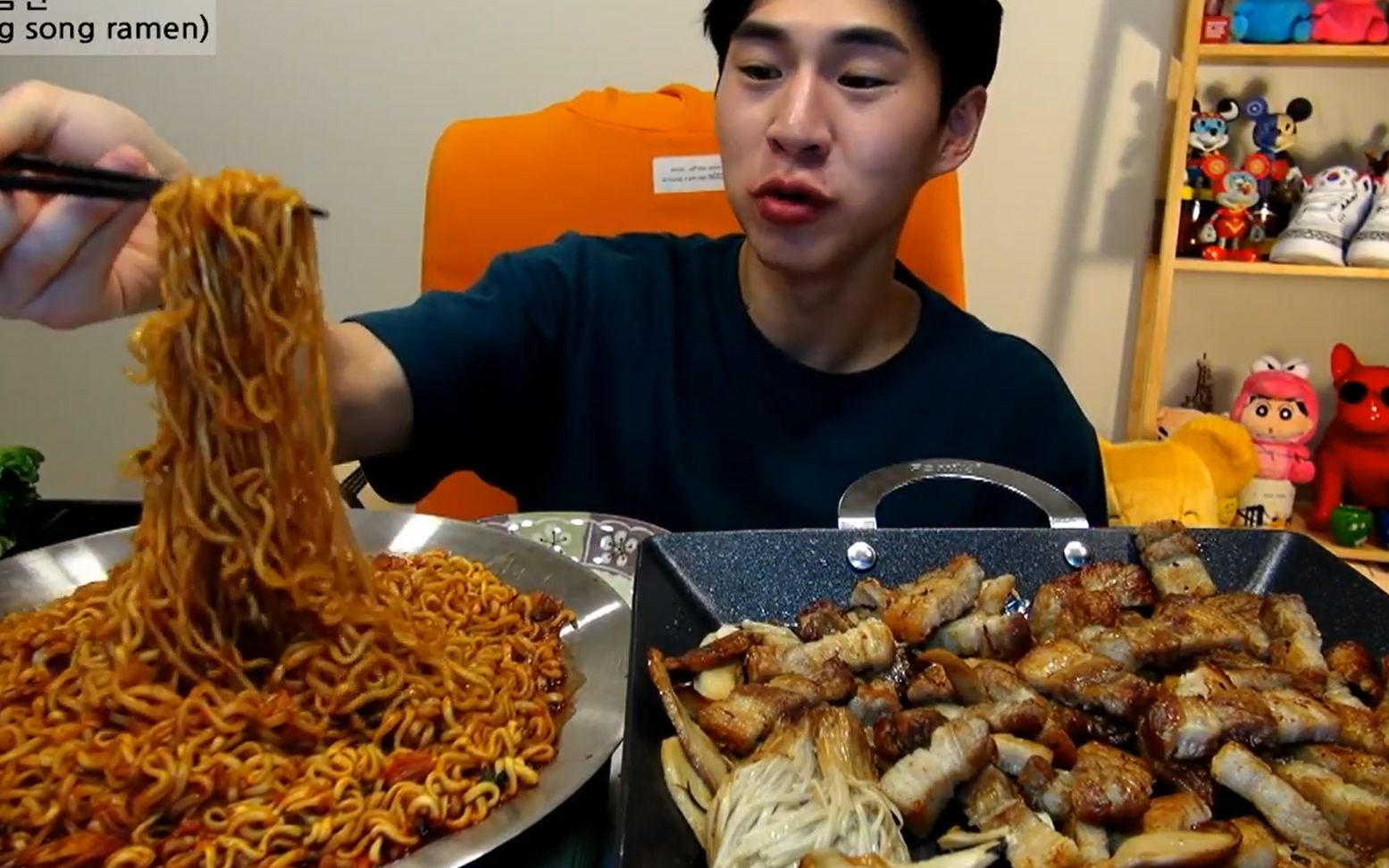 韩国吃播奔驰小哥 三养泡菜炒米粉哦还有烤肉肉_哔哩哔哩 (゜-゜)つロ