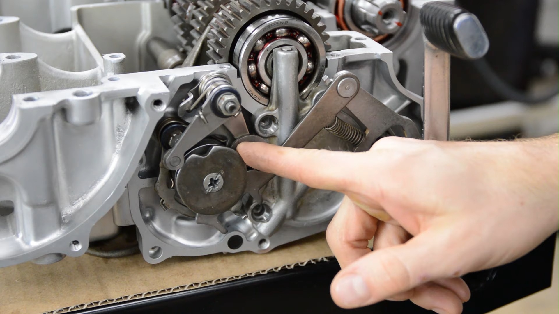 摩托车变速器是如何工作的!how a motorcycle transmission works